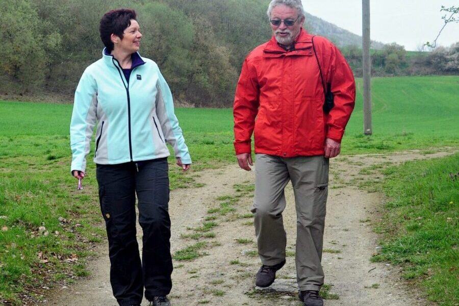 DSC_9734 Entspannte Gespräche in entspannter Atmosphäre. Mark Twain geht sogar noch einen Schritt weiter, denn er hat gesagt: “Nichts kann einem die Tür zu sich selber besser öffnen, als ein Spaziergang durch schlechtes Wetter”.