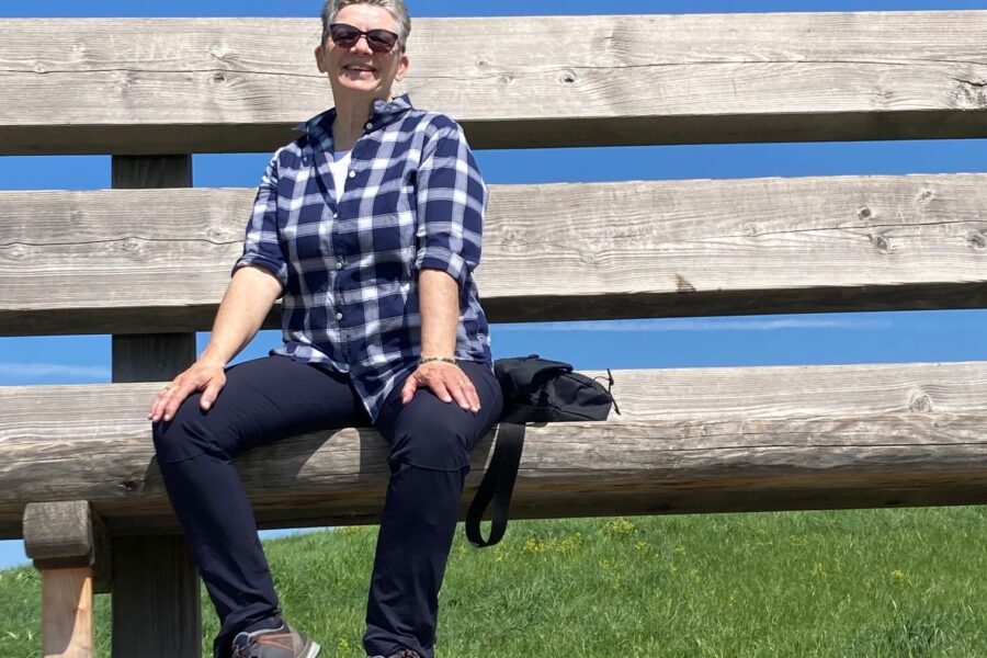 Frühlingssonne lädt zum Wandern ein - XXL Bank in Kottenheim